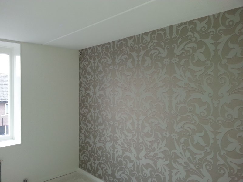 Strak behangen muur
